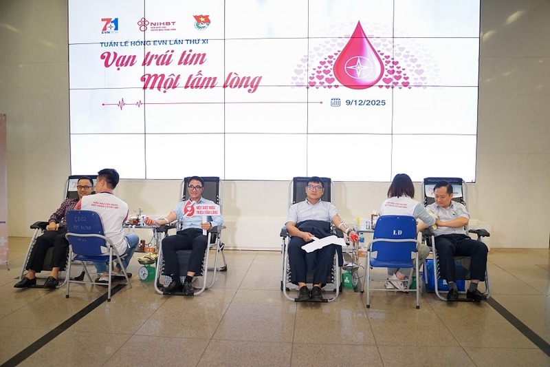 Ông Cao Quang Quỳnh - Thành viên HĐTV EVN - tham gia hiến máu. Ảnh: EVN