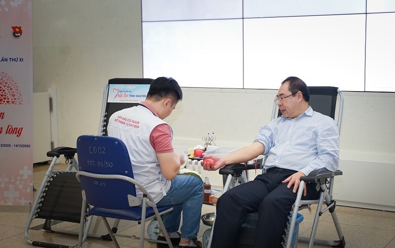 Ông Đỗ Đức Hùng - Chủ tịch Công đoàn EVN - tham gia hiến máu. Ảnh: EVN