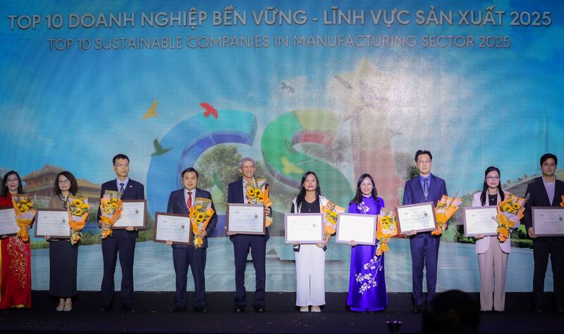 Ông Tal Cohen (thứ năm từ trái sang), đại diện Ban lãnh đạo Tập đoàn TH nhận vinh danh Top 10 Doanh nghiệp bền vững Việt Nam 2025.