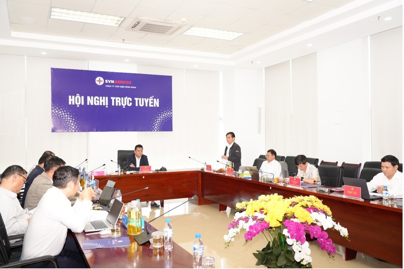 Các đồng chí trong Ban Chấp hành Đảng bộ phát biểu tham luận tại hội nghị