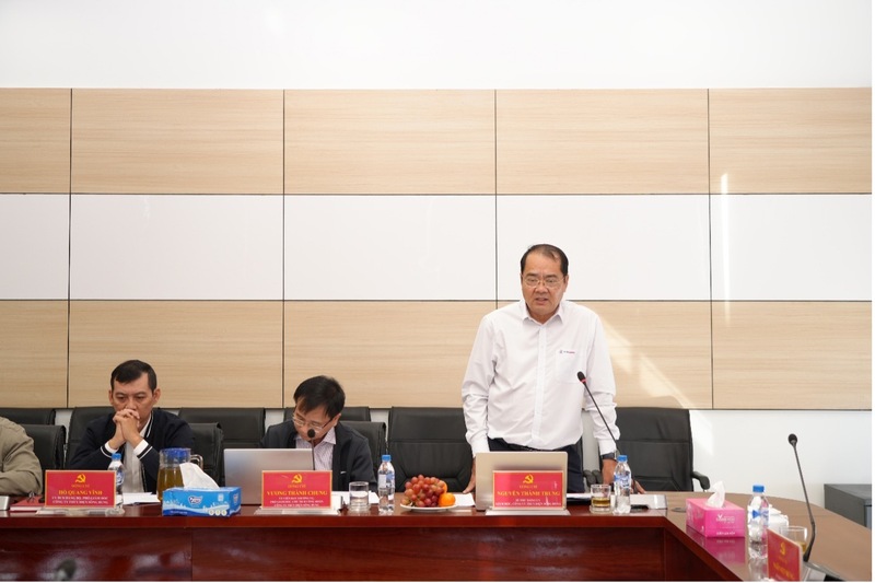 Đồng chí Nguyễn Thành Trung, Bí thư Đảng ủy, Giám đốc Công ty trình bày báo cáo kiểm điểm Ban Chấp hành Đảng bộ Công ty năm 2025