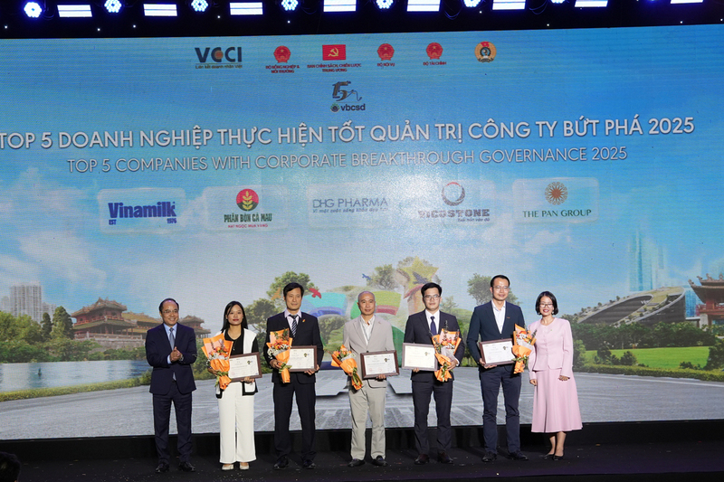 Ông Đỗ Thành Hưng, Phó Chánh Văn phòng Hội đồng Quản trị PVCFC được xướng tên trong Top 5 Doanh nghiệp thực hiện Quản trị công ty bứt phá năm 2025 (Ảnh PVCFC)