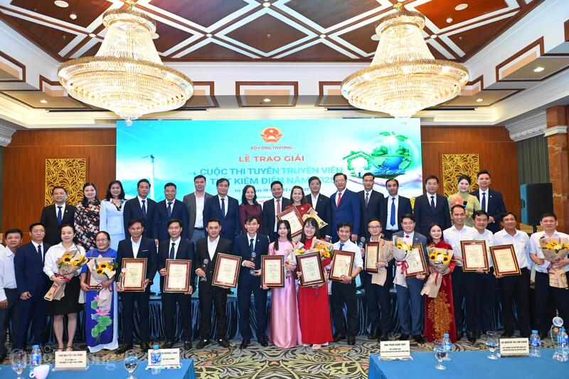 Các cá nhân, đơn vị đoạt giải cùng chụp ảnh chung với Hội đồng Chung khảo tại lễ trao giải cuộc thi. Ảnh: Nam Nguyễn