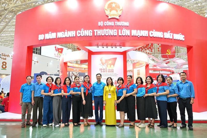 Đoàn công tác của Công đoàn Công Thương Việt Nam tại Hội chợ Mùa thu lần thứ nhất năm 2025.