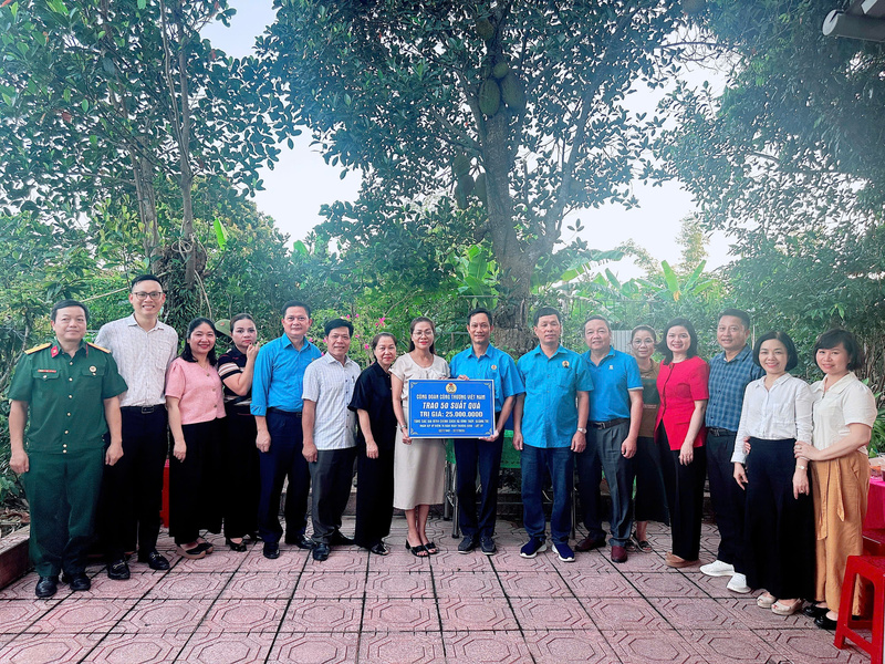 Công đoàn Công Thương Việt Nam trao quà tặng các gia đình chính sách tại Quảng Trị.