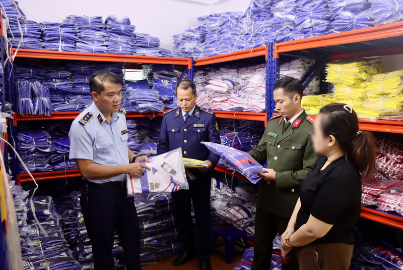 Lực lượng chức năng kiểm tra tại cơ sở kinh doanh quần áo thể thao trên phố Hoàng Công Chất, phường Phú Diễn, Hà Nội. Ảnh: Cục Quản lý và Phát triển thị trường trong nước
