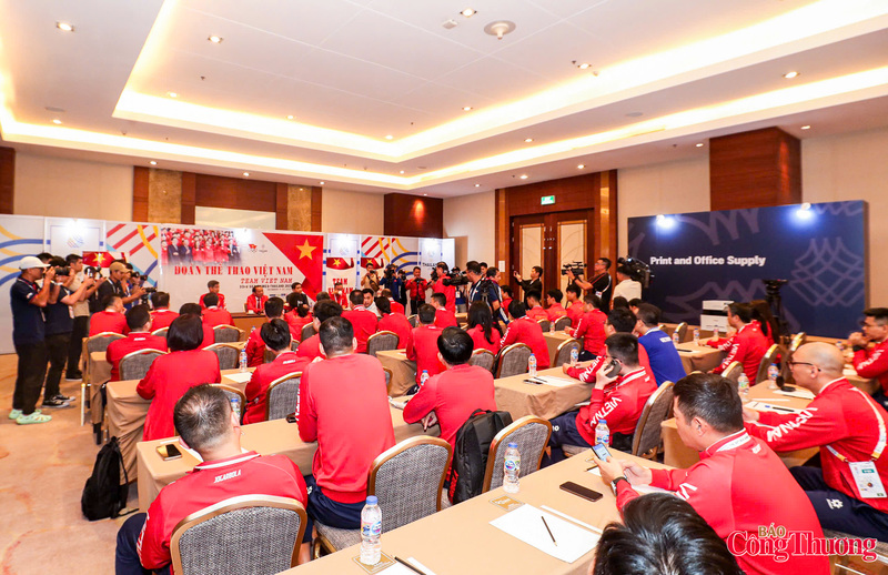 Bộ trưởng Bộ Văn hóa, Thể thao và Du lịch Nguyễn Văn Hùng thăm, động viên Đoàn Thể thao Việt Nam tại SEA Games 33.