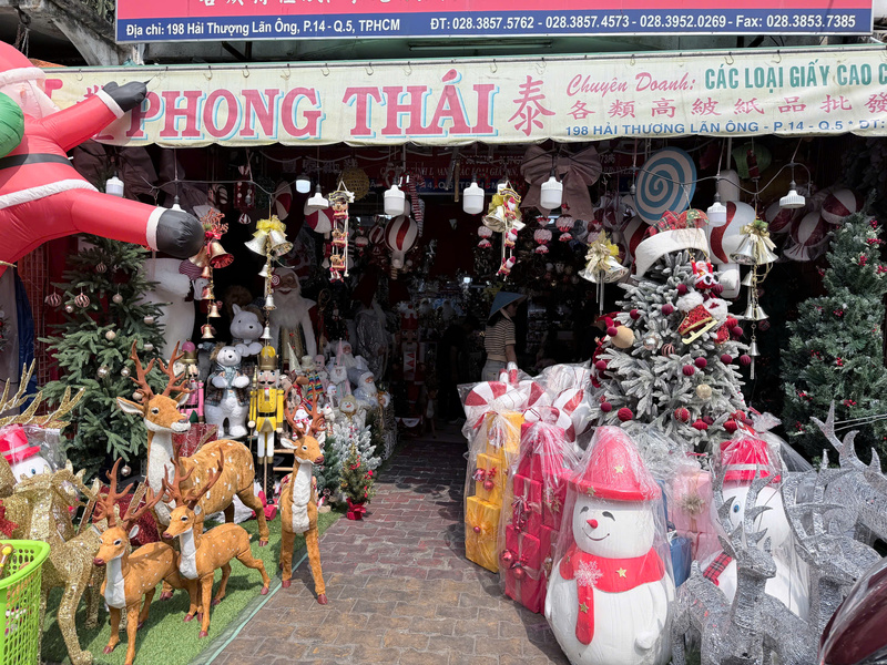 Mặt tiền cửa hàng được trang trí vô cùng bắt mắt, tràn ngập tuần lộc và cây thông. Ảnh: Minh Anh