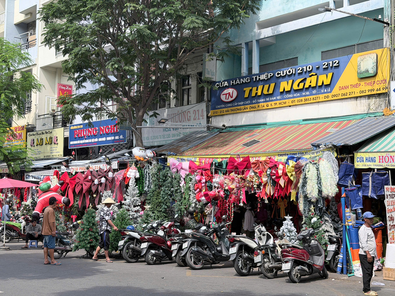 Không khí Noel phủ kín phố Hải Thượng Lãn Ông (TP. Hồ Chí Minh). Ảnh: Minh Anh