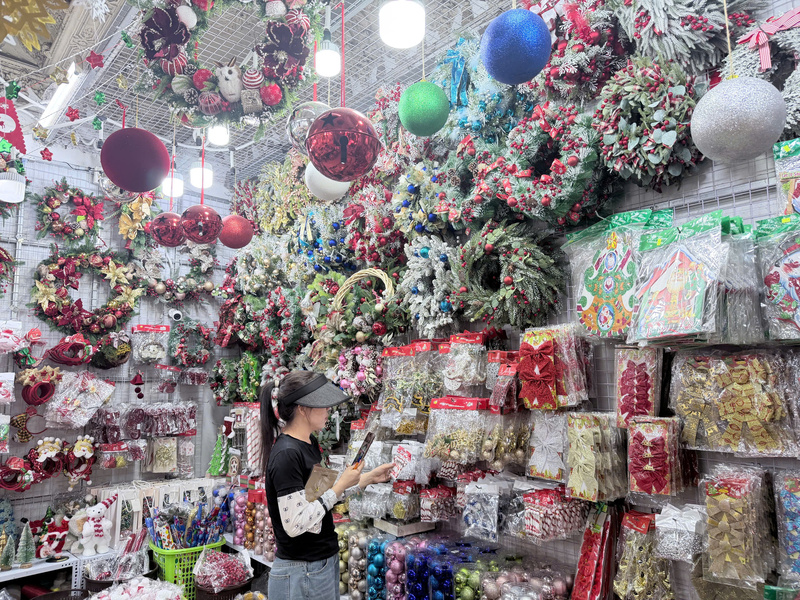 Gian hàng Noel thu hút khách bởi mẫu mã phong phú và đầy sắc màu. Ảnh: Minh Anh