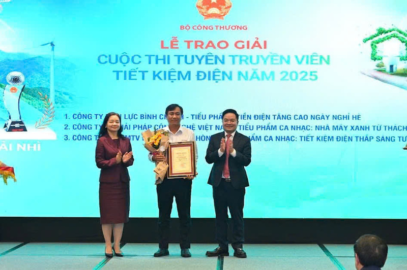 Ông Lê Ngọc Quang, Phó Giám đốc Kinh doanh Công ty Điện lực Bình Chánh lên nhận giải Nhì tiểu phẩm: Tiền điện tăng cao ngày nghỉ hè.