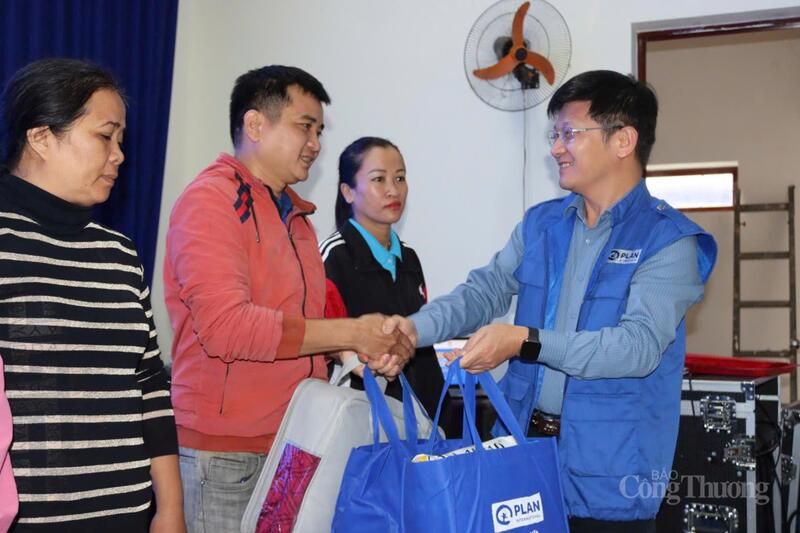 Trao hỗ trợ để góp phần hỗ trợ người dân tái thiết, sớm ổn định cuộc sống