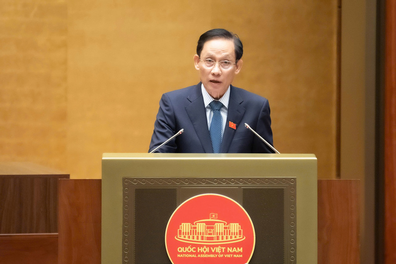 Bộ trưởng Bộ Ngoại giao Lê Hoài Trung trình bày Báo cáo giải trình, tiếp thu, chỉnh lý dự thảo Nghị quyết. Ảnh: QH