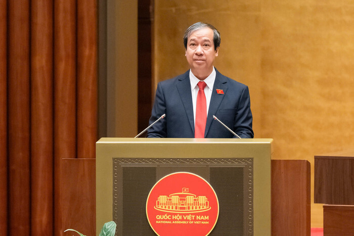 Bộ trưởng Nguyễn Kim Sơn trình bày báo cáo tiếp thu, giải trình, chỉnh lý. Ảnh: QH