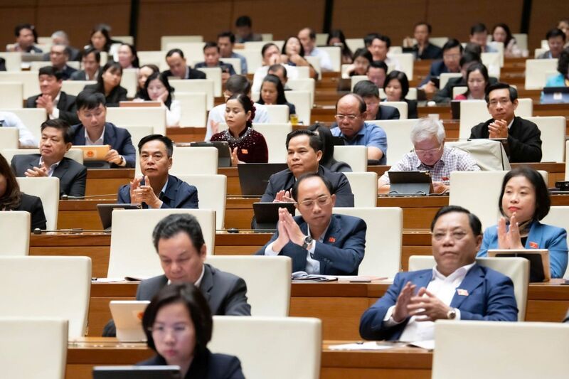 Với đa số đại biểu có mặt tán thành, Quốc hội đã thông qua nghị quyết. Ảnh: QH