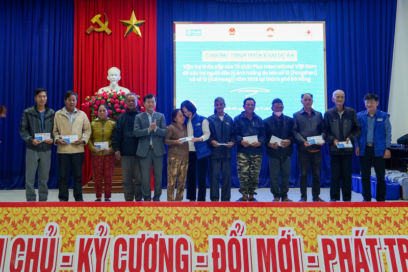 Trao hỗ trợ 5 triệu đồng/hộ cho các hộ gia đình bị thiệt hại nặng nề do bão lũ tại xã Gò Nổi. Ảnh: Quế Chi