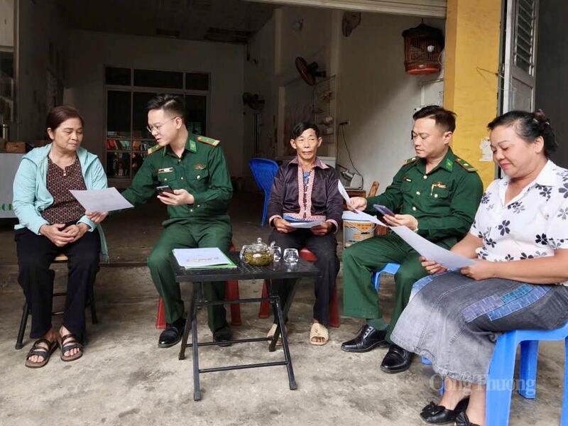 Bộ đội Biên phòng Đồn Pa Tần tuyên truyền cho người dân phòng ngừa những thông tin xấu độc