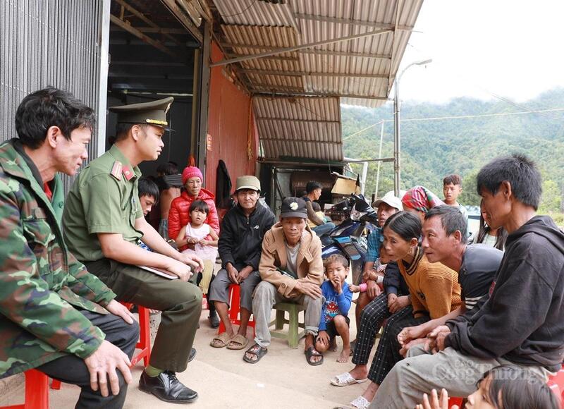 Cán bộ Công an tỉnh Lai Châu tuyên truyền, nâng cao nhận thức cho người dân cảnh giác trước những luận điệu xuyên tạc liên quan đến vấn đề dân tộc, tôn giáo, dân sinh, an ninh trật tự.