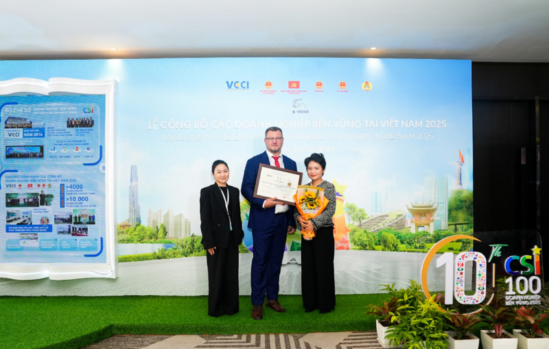 Ông Jakub Kudrna cùng đội ngũ Home Credit Việt Nam. Ảnh: Home Credit