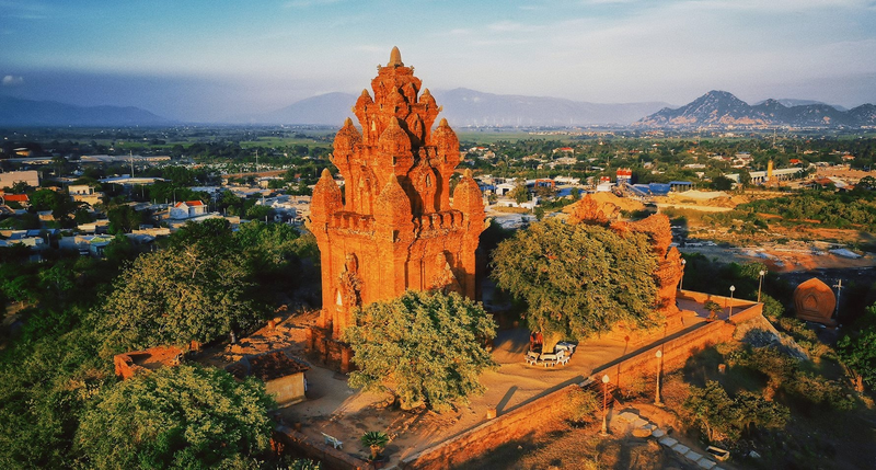 Tháp Pô Klong Garai thu hút du khách đến nghiên cứu và trải nghiệm giá trị di sản.