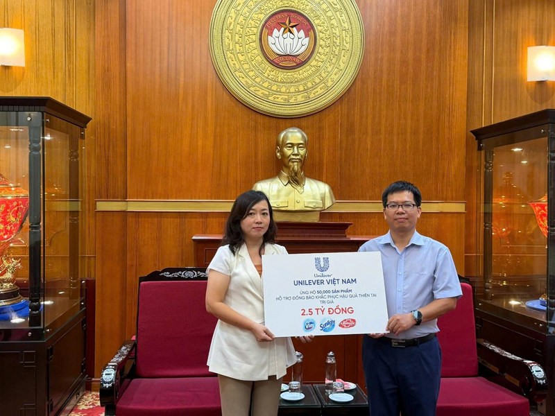 Đại diện Unilever Việt Nam trao tặng gói hỗ trợ đợt 1 tới Mặt trận Tổ quốc Việt Nam (tháng 10/2025)