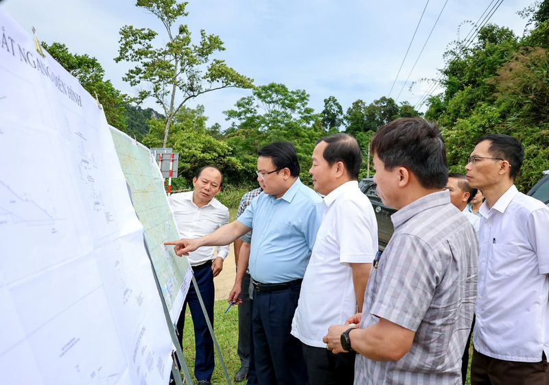 Lãnh đạo UBND tỉnh Nghệ An kiểm tra hiện trường dự án Nâng cấp tuyến đường từ trung tâm xã Môn Sơn đi các bản người Đan Lai.