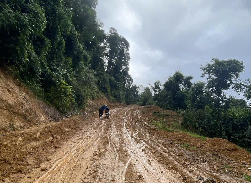Đường từ trung tâm xã Môn Sơn vào các bản người Đan Lai lầy lội mùa mưa.