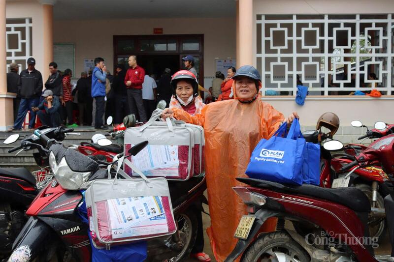 Nụ cười của người dân xã Gò Nổi sau những ngày bão lũ, ngập sâu