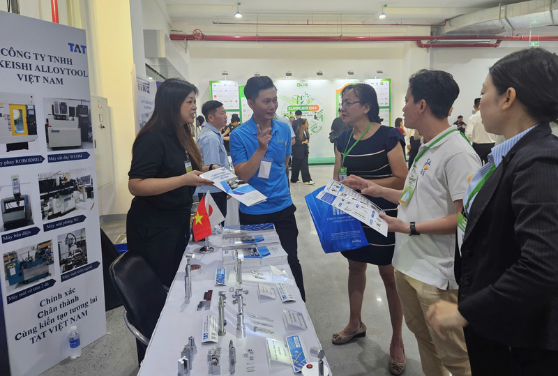 Doanh nghiệp tham gia trưng bày, giưới thiệu sản phẩm với khách hàng tại "Ngày Kết nối chuỗi cung ứng". Ảnh: CTV