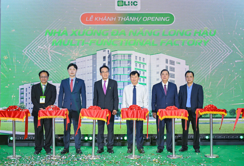 Đại biểu thực hiện nghi thức cắt băng ra mắt nhà xưởng đa năng 9 tầng tại Ngày Kết nối chuỗi cung ứng. Ảnh: CTV