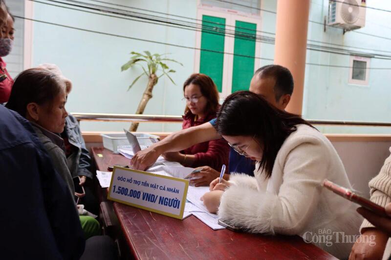 Người dân nhận hỗ trợ tiền mặt tại chương trình.