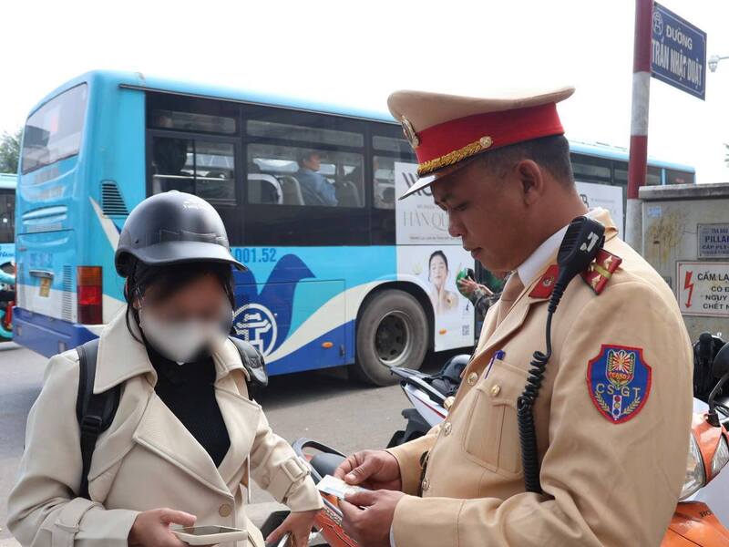 Lực lượng Cảnh sát giao thông Hà Nội kiểm tra hành chính người tham gia giao thông trên phố Trần Nhật Duật. Ảnh: Công an TP. Hà Nội
