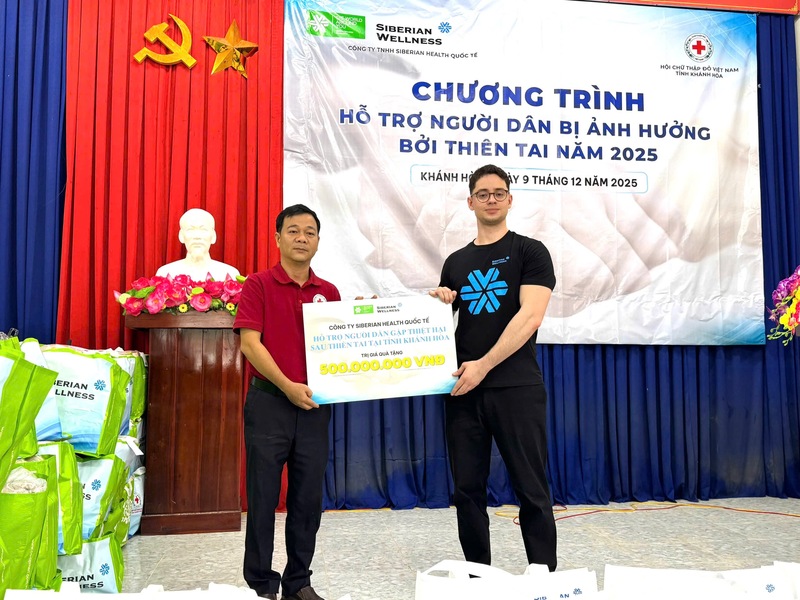Đại diện Hội Chữ thập đỏ tỉnh Khánh Hòa tiếp nhận bảng tượng trưng quà hỗ trợ từ Công ty TNHH Siberian Health Quốc tế.