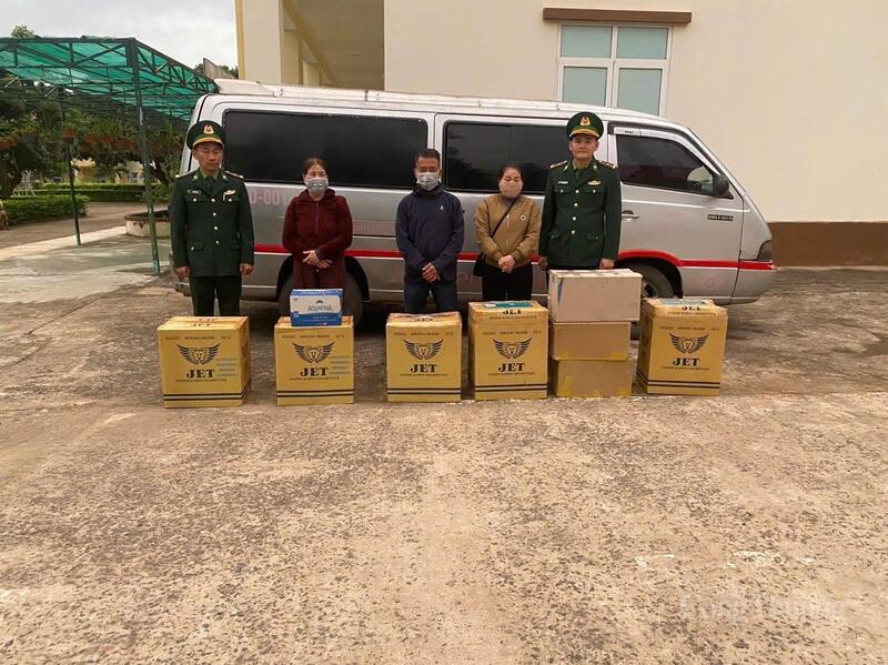 Tang vật 3.950 bao thuốc lá không có giấy tờ và các đối tượng tham gia vận chuyển.