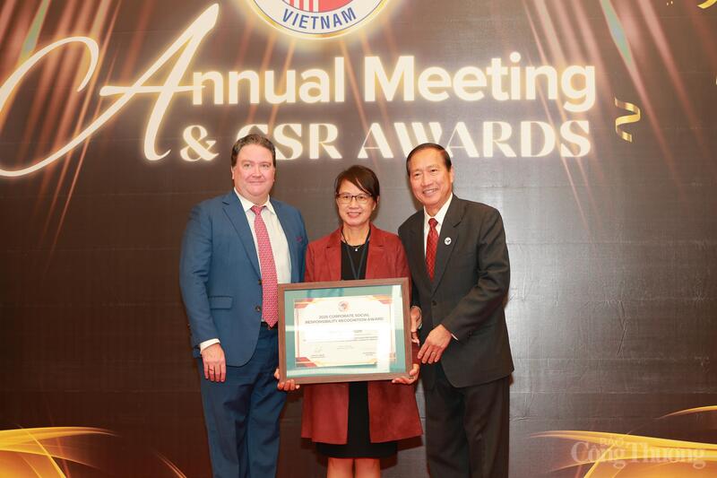 Tôn vinh các doanh nghiệp thành viên có những hoạt động trách nhiệm xã hội đóng góp nổi bật cho cộng đồng và phát triển bền vững tại Việt Nam. Ảnh: Quỳnh Trang
