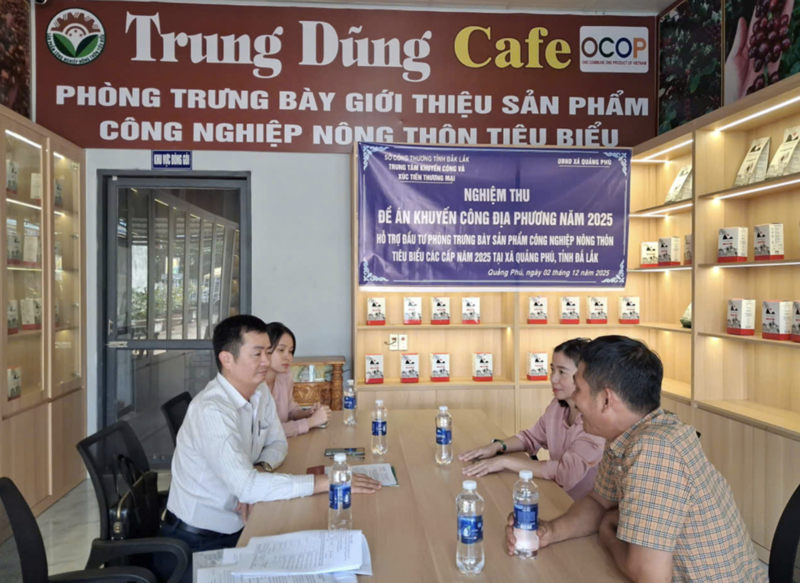 Trung tâm Khuyến công và Xúc tiến Thương mại nghiệm thu đề án khuyến công hỗ trợ Công ty TNHH Trung Dũng Cafe. Ảnh: Nguyễn Diễm