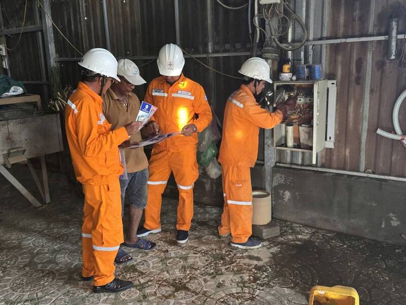 Công ty Điện lực Lâm Đồng kiểm tra hệ thống điện sau công tơ và hướng dẫn người dân vùng lũ sử dụng điện an toàn. Ảnh: EVNSPC.