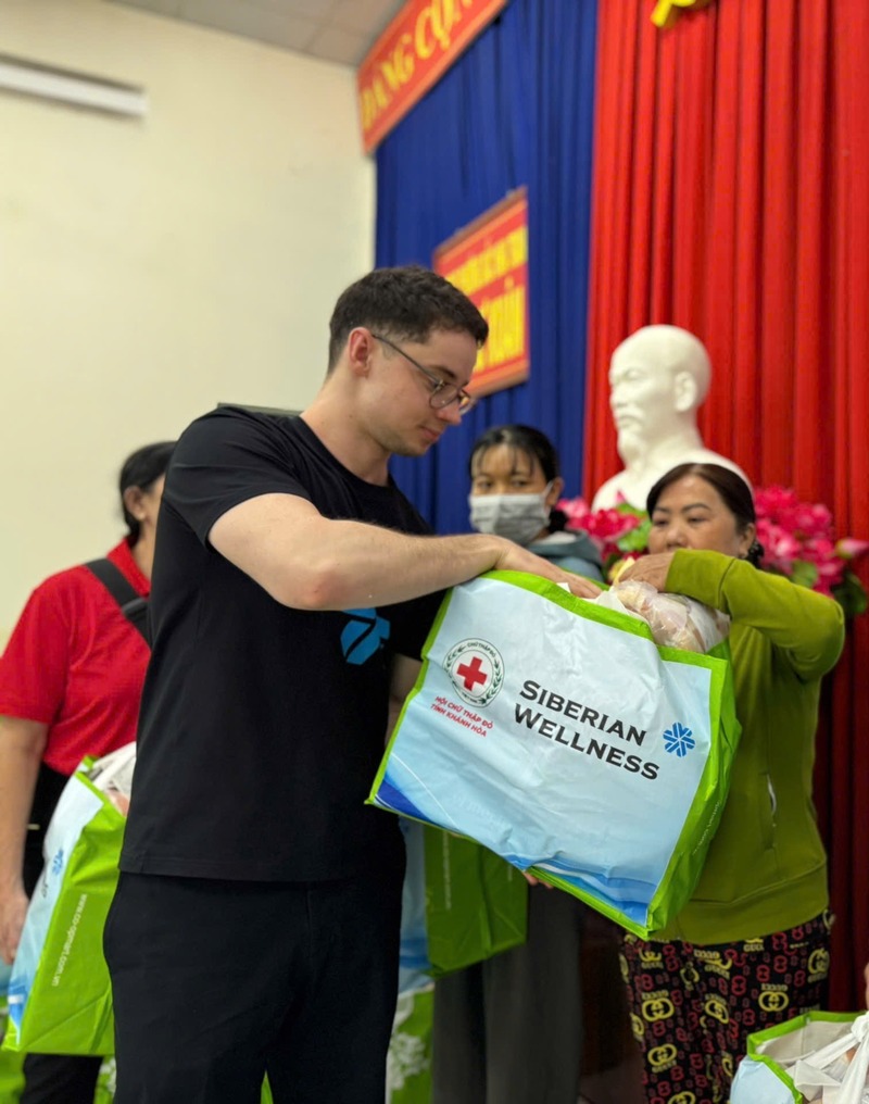 Những phần quà thiết thực gồm đồ gia dụng, nước vệ sinh nhà cửa Green Pin đã được Siberian Wellness chuyển tới cho 270 gia đình tại xã Bắc Nha Trang.