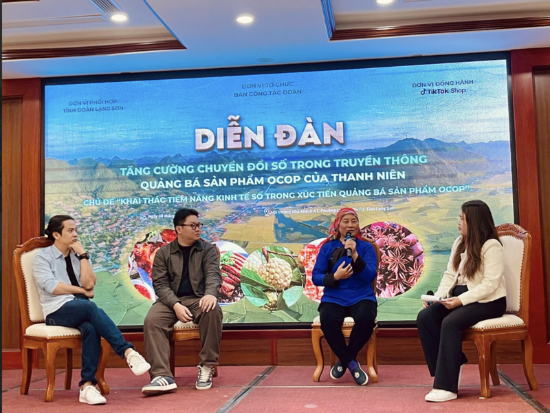 TikToker Tạp Hóa Cô Thơ Ơi 68 chia sẻ kinh nghiệm bán hàng nông sản địa phương tại diễn đàn tăng cường chuyển đổi số trong truyền thông quảng bá sản phẩm OCOP của thanh niên. Ảnh: N.M