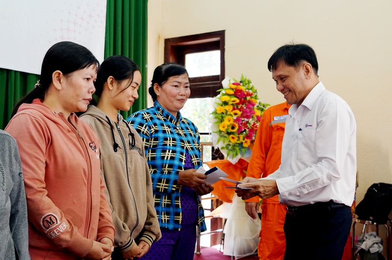 Ông Nguyễn Phước Đức - Tổng giám đốc EVNSPC thăm hỏi, tặng quà cho các gia đình bị ảnh hưởng bão lũ. Ảnh: EVNSPC.