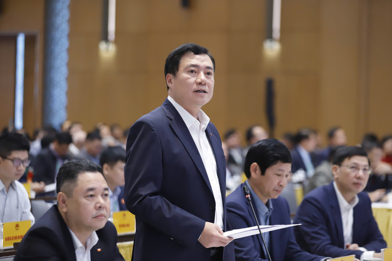 นายเหงียน ซิงห์ นัท ตัน รัฐมนตรีช่วยว่าการกระทรวงอุตสาหกรรมและการค้า กล่าวสุนทรพจน์ในการประชุม ภาพ: NTNN