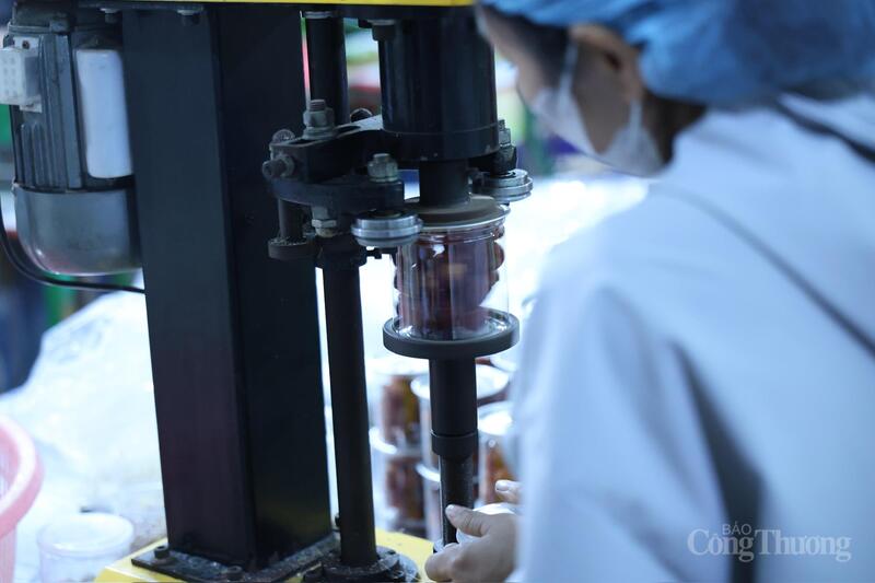 Quy trình đóng nắp sản phẩm bằng máy giúp chuẩn hóa chất lượng và tăng tính đồng đều.
