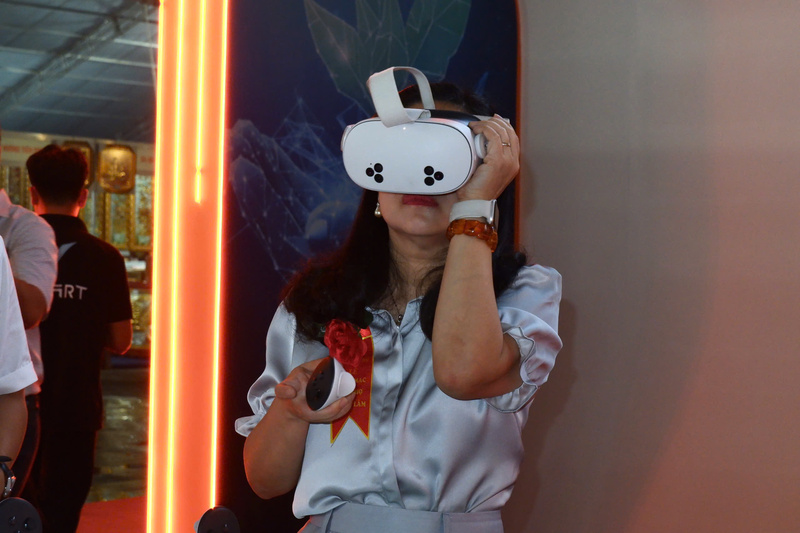 Các đại biểu trải nghiệm công nghệ thực tế ảo, giới thiệu các mô hình sản xuất, công nghệ tuần hoàn và những ý tưởng đổi mới sáng tạo tại triển lãm. Ảnh: Minh Anh.