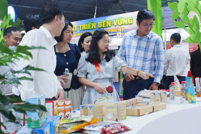 Các đại biểu tham quan các gian hàng tại triển lãm. Ảnh: Minh Anh