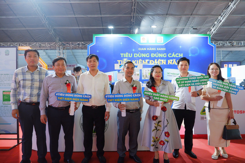 Các đại biểu chụp hình lưu niệm tại sự kiện. Ảnh: Minh Anh