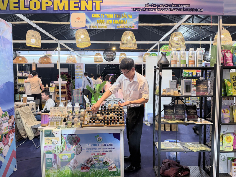 Mang công nghệ thực tế ảo giới thiệu hàng công nghiệp nông thôn - 8