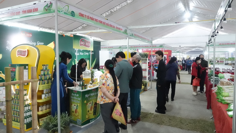 Mặc dù chỉ mới khai trương nhưng đông đảo người dân đã đến tham quan, mua sắm. Ảnh: Quốc Huy