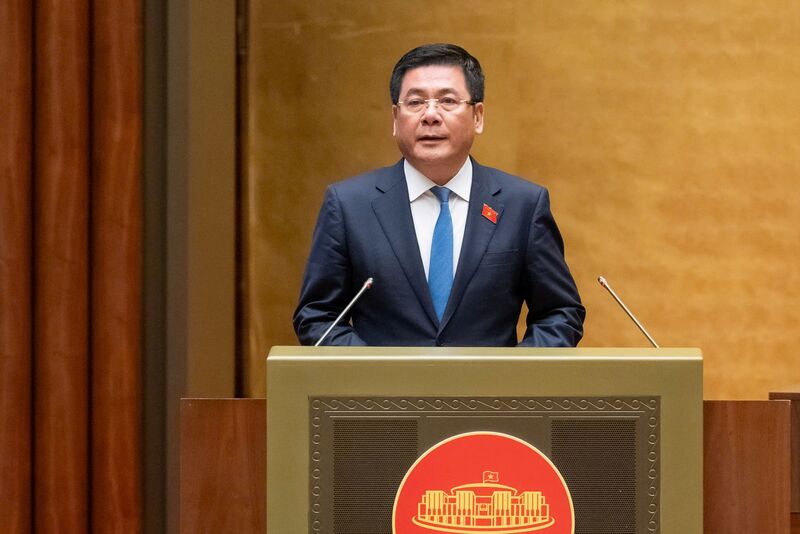 Industri- och handelsminister Nguyen Hong Dien presenterar en sammanfattande rapport om revideringar och ändringar av nationalförsamlingens resolutionsutkast om mekanismer och policyer för nationell energiutveckling. Foto: Nationalförsamlingens kansli.