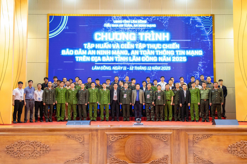 Các đại biểu chụp ảnh lưu niệm. Ảnh: ĐVCC