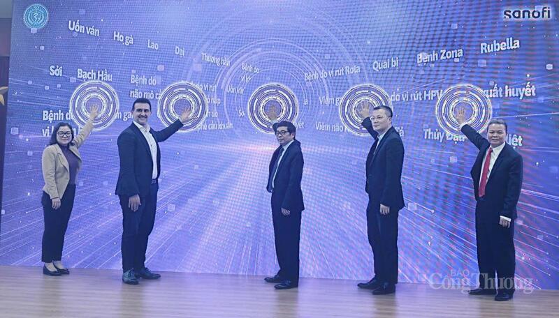 Các đại biểu bấm nút khởi động chương trình truyền thông, giáo dục sức khỏe về phòng bệnh bằng vaccine, sinh phẩm giai đoạn 2025-2027.